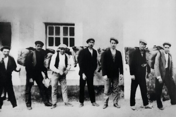 Com sacos às costas, carregados de café, os contrabandistas atravessam a fronteira de Espanha. Joaquim dos Santos Nabeiro é o quarto na foto.